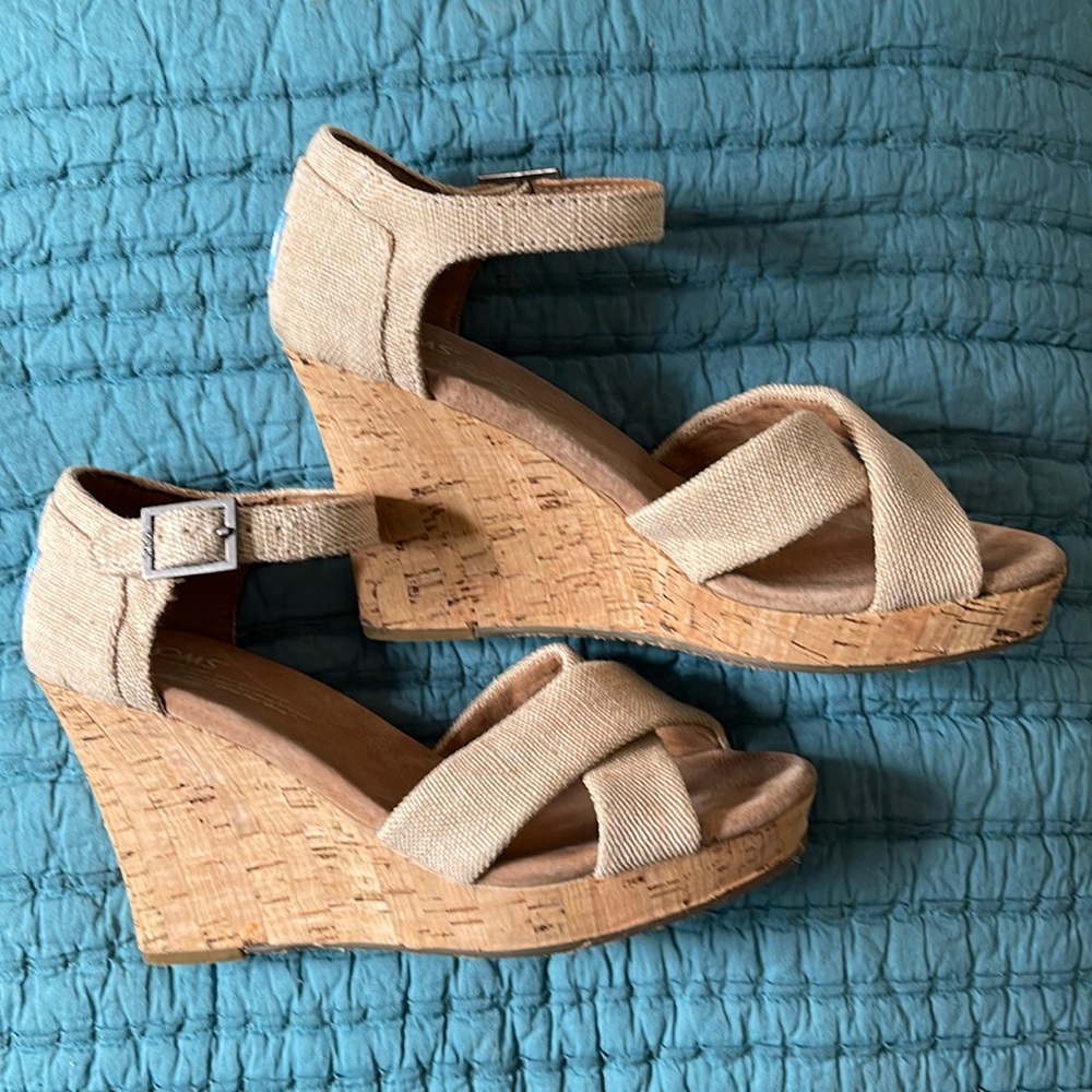 Tom’s Linen and Cork Sienna Wedge Sandal. Excellent condition. Size 6.5 M